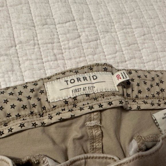 Torrid Military Twill 3.5” crops size 20, Tan in EUC. - Picture 3 of 3